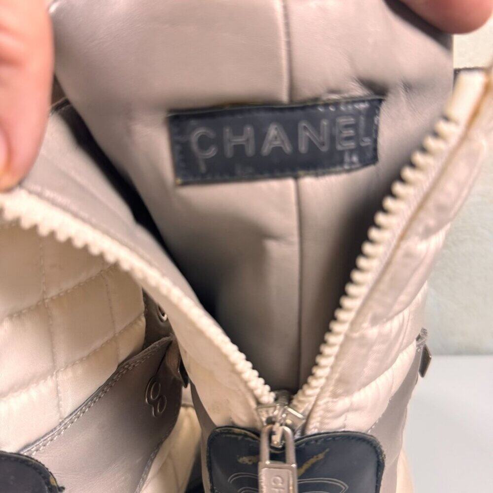 VINTAGE Chanel White & Gray Quilted Ski Boots Size 38. - Picture 15 of 16